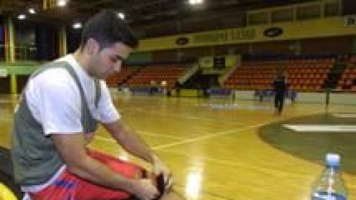 Cartón se coloca la rodillera antes de un entrenamiento celebrado en Pivovarna por el Ademar