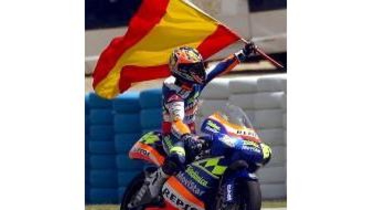 Elías, con una bandera española, dio la vuelta de honor al circuito jerezano