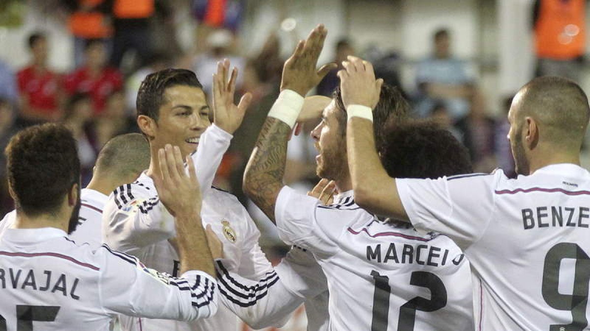 Carvajal, marcelo y Benzema felicitan a Cristiano tras marcar el segundo gol madridista