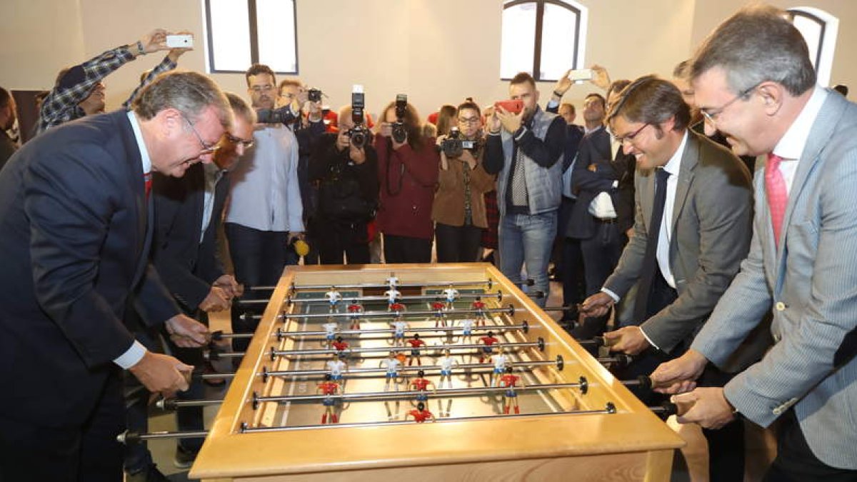 El alcalde de León y el presidente de la Diputación rivales ayer en una animada partida de futbolín. RAMIRO