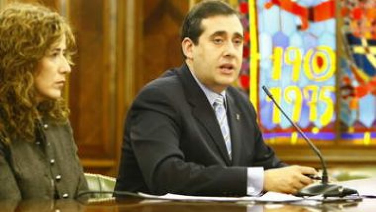 Rodríguez Picallo y Fernández Cardo anunciaron la decisión de externalizar el 49% de Aguas