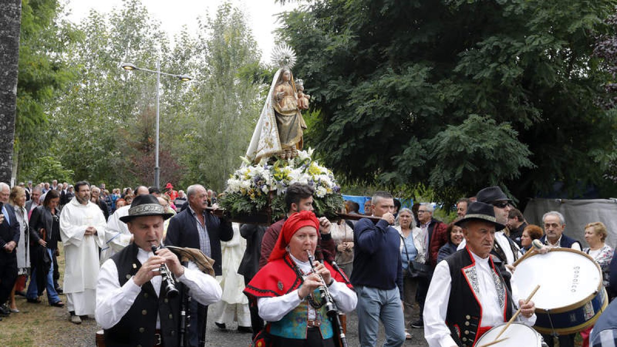 Un momento de la procesión de la patrona acompañada por músicos y fieles. MARCIANO PÉREZ