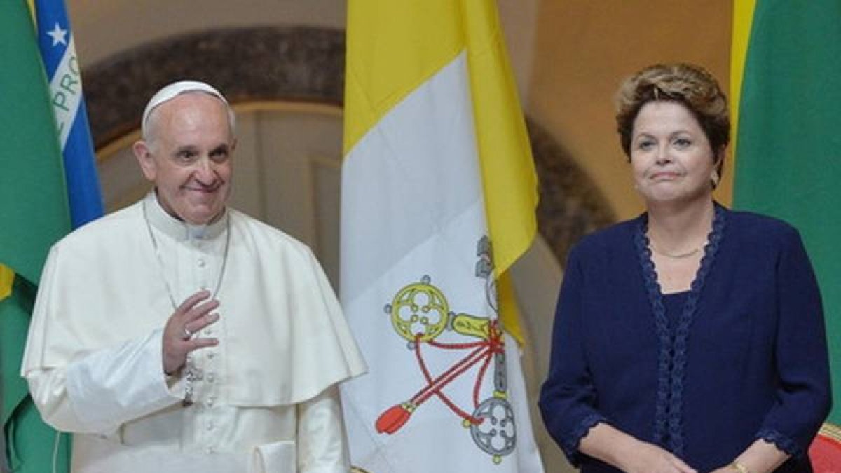 Dilma Roussef, presidenta brasileña, da la bienvenida al Papa, a su llegada al Palacio Ganabara de Río de Janeiro.