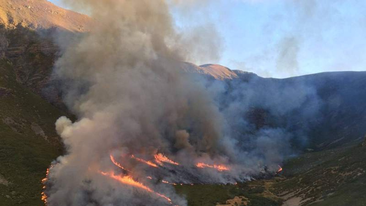 El incendio de La Baña, originado en un valle, presentaba distintos focos. BRIF TABUYO