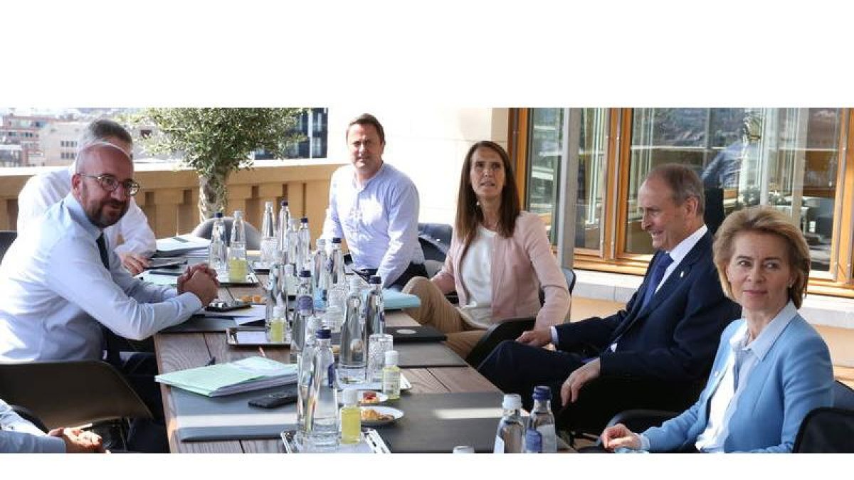 Charles Michel, primero por la izquierda, en una reunión con varios líderes europeos en la cumbre de reconstrucción. WALSCHAERTS