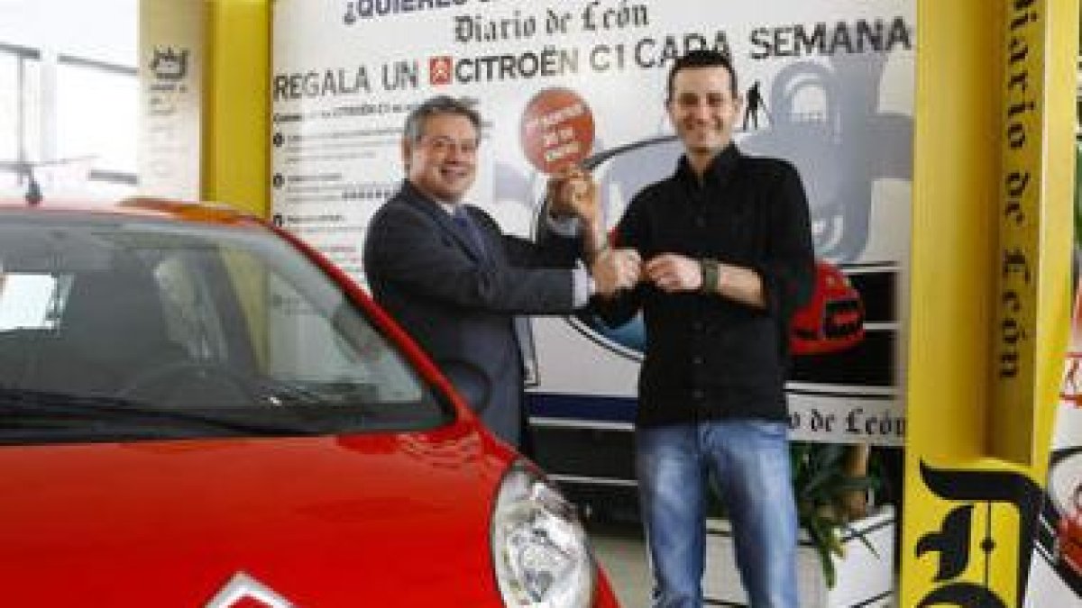 El director comercial del Diario de León, José Antonio Domínguez, entrega el coche a José Manuel Pér