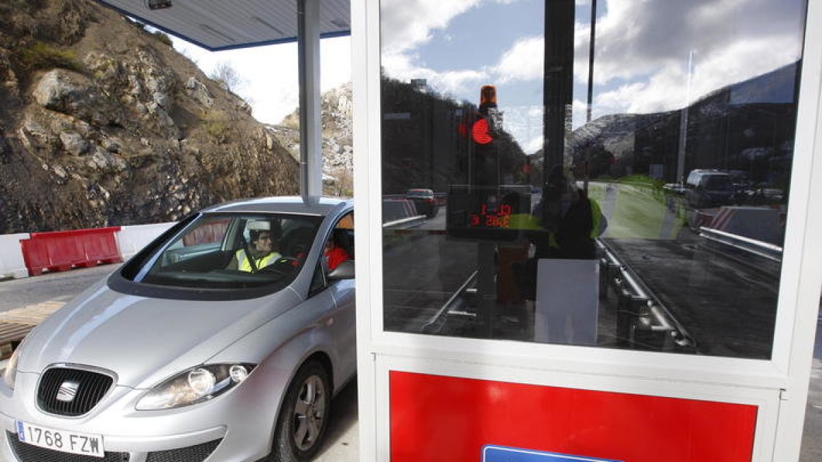 Peaje en la autopista AP-66 León-Asturias. JESÚS F. SALVADORES