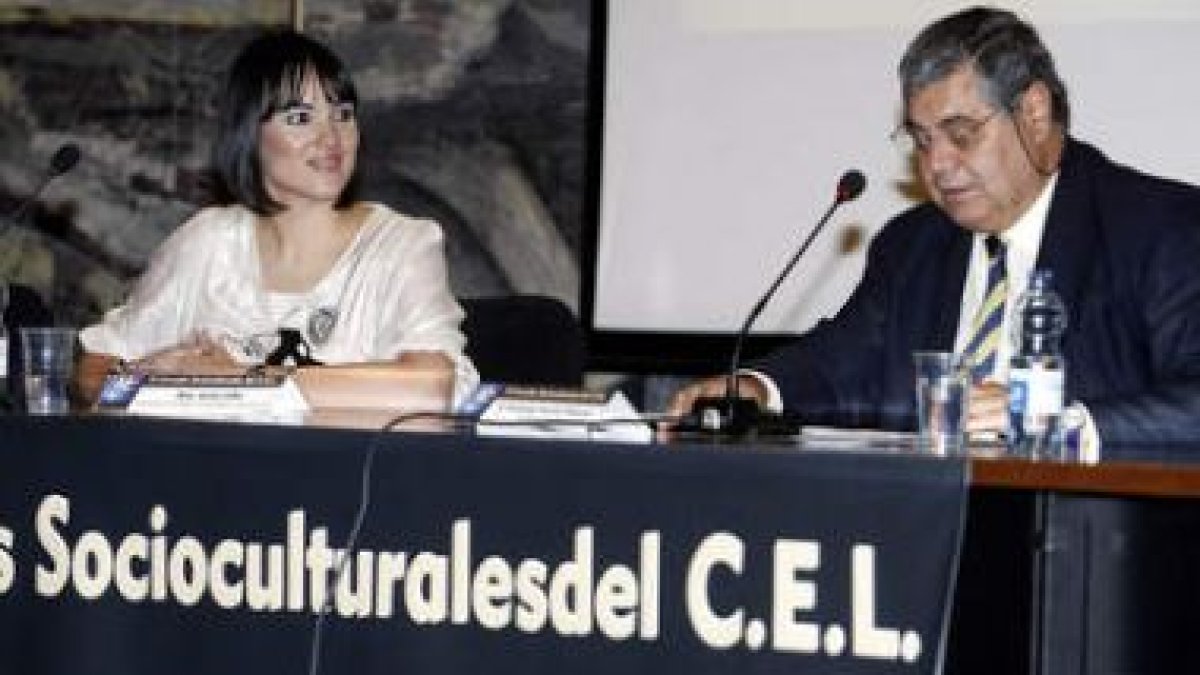 Irene Villa y Domingo Fuertes, minutos antes de comenzar la conferencia.