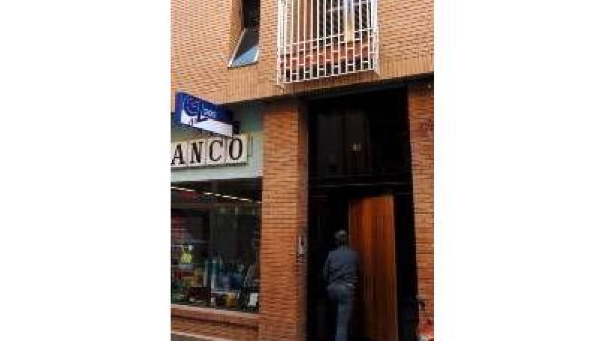 Un agente entra en la casa donde se cometió el crimen