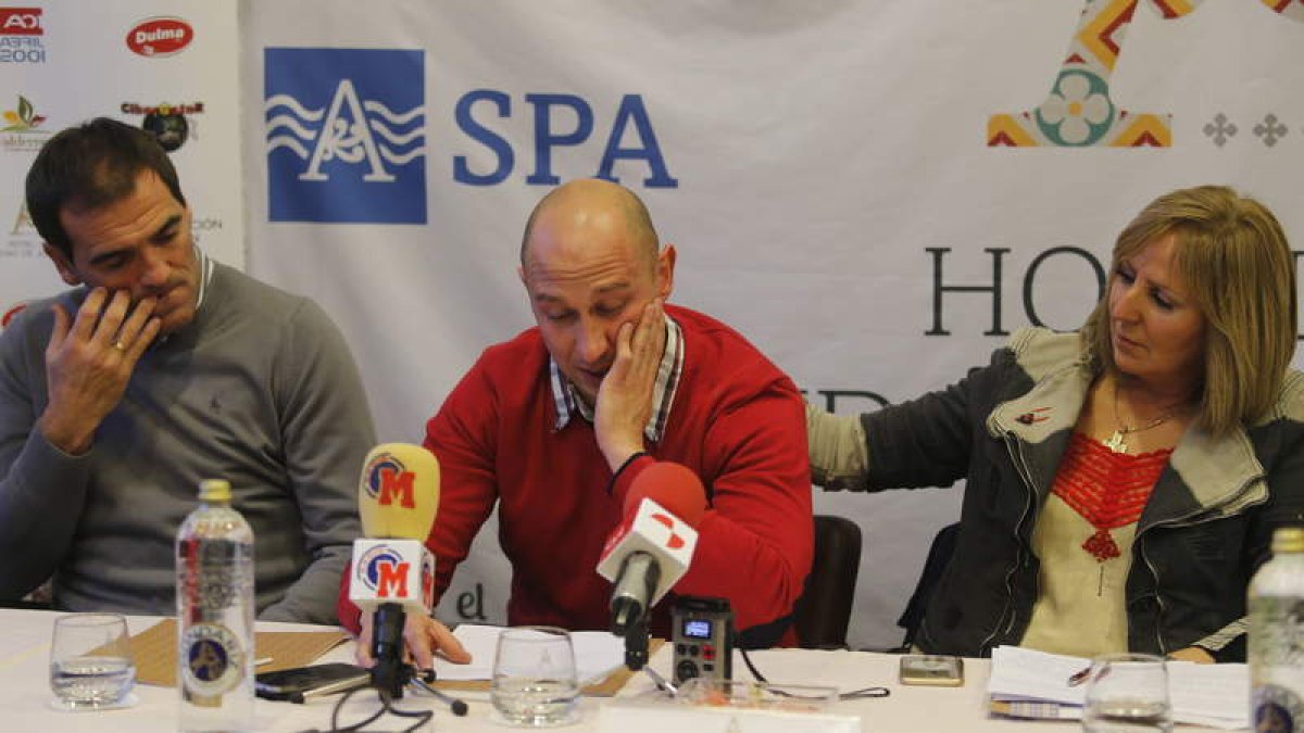 Sagrario González, junto a Paulino, consuela a un emocionado Javi Díez que en su despedida no pudo reprimir las lágrimas.