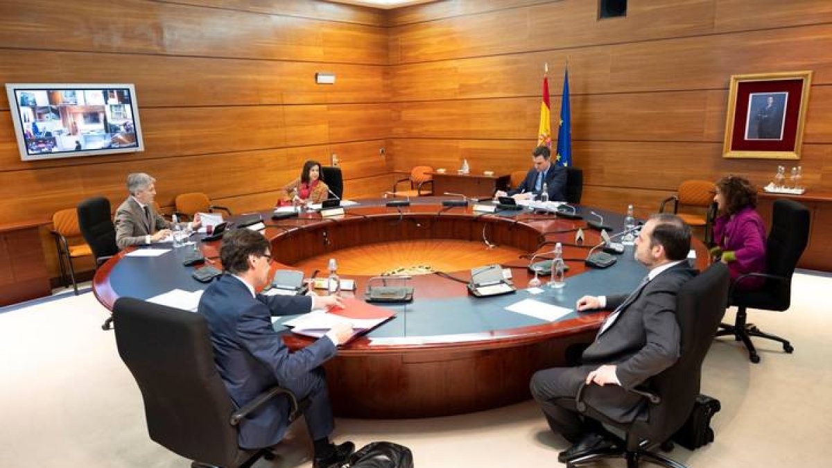 El presidente del Gobierno, Pedro Sánchez (fondo-d), durante la reunión del Consejo de Ministros celebrada este martes en La Moncloa. BORJA PUIG DE LA BELLACASA