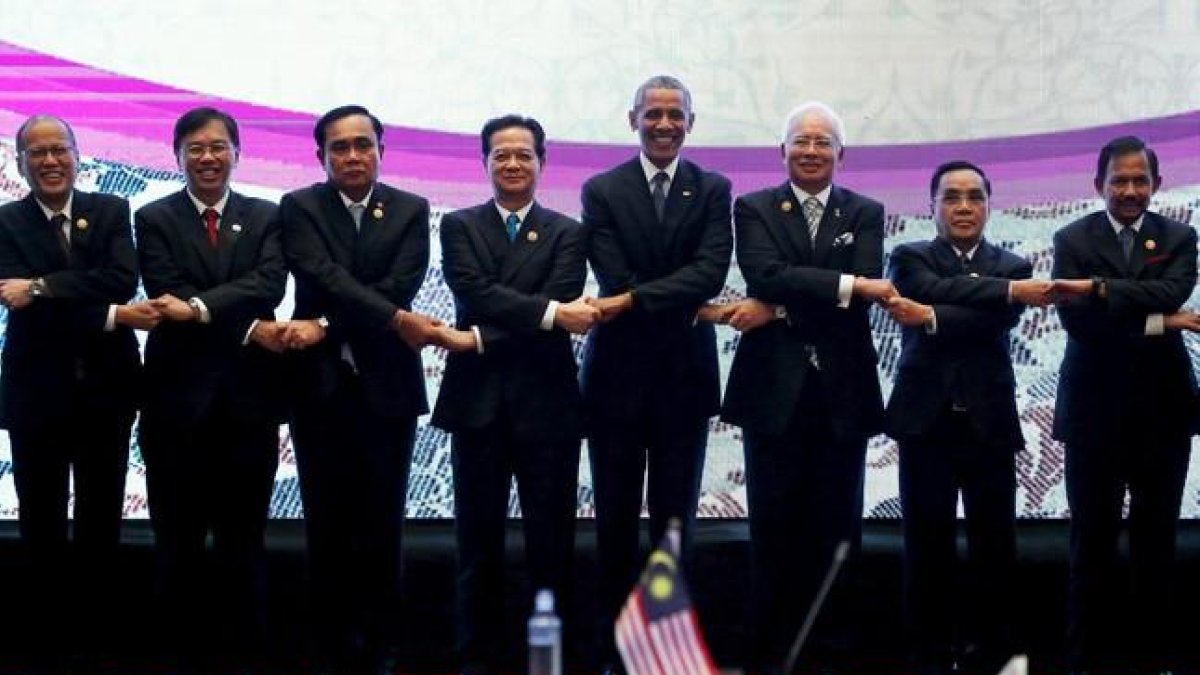 Obama, en el centro, con otros dirigentes asiáticos en la cumbre de la ASEAN en Kuala Lumpur.