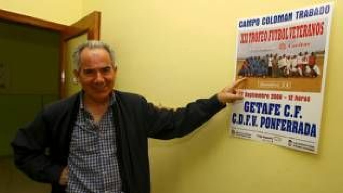 El director de Cáritas, ayer con el cartel del partido benéfico