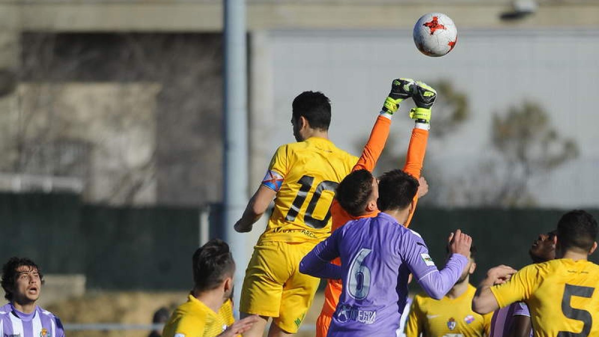 El guardameta del Valladolid B, Dennis, se erigió en salvador de su equipo en la recta final del partido ante la Ponferradina disputado en el Anexo. LOF