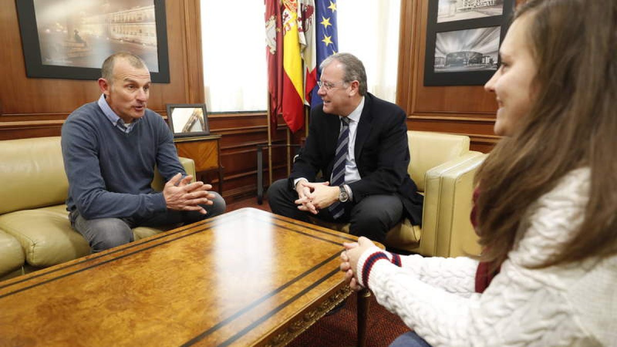 Ramón Gutiérrez conversó en el Ayuntamiento con Antonio Silván y Marta Mejías. RAMIRO