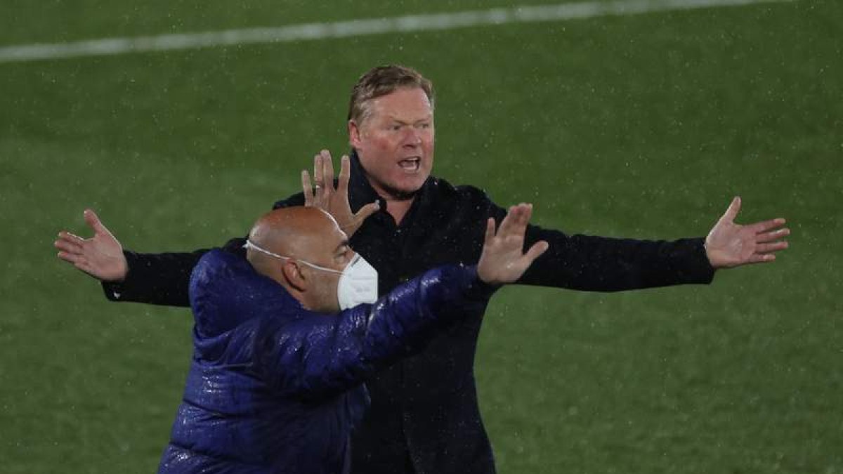 Koeman, enfadado tras la acción sobre Braithwaite. JUANJO MARTÍN