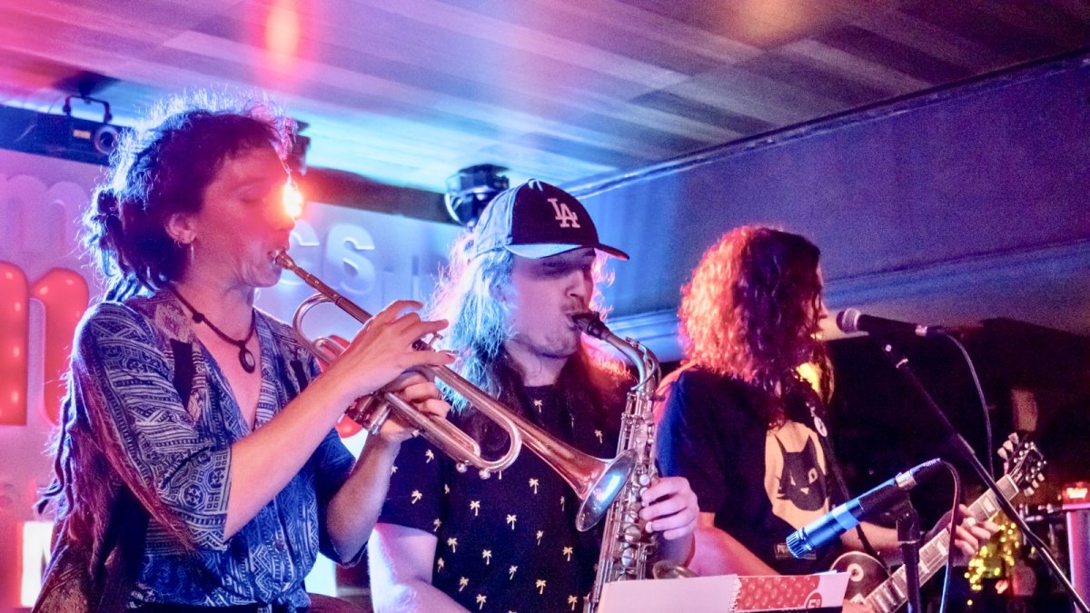 -León Street Music regresa por San Froilán con 10 conciertos de grupos y aristas leoneses. El espacio elegido será la Plaza del Grano, que acogerá los días 4 y 5 estos conciertos desde las 19.00 horas.