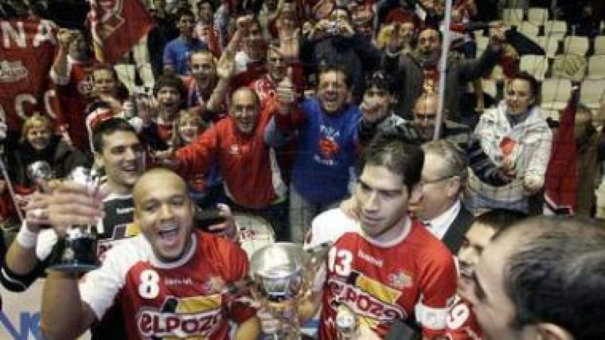 Ciço (i) y Kike celebran su victoria en la Copa de España de fútbol sala tras vencer en la final.