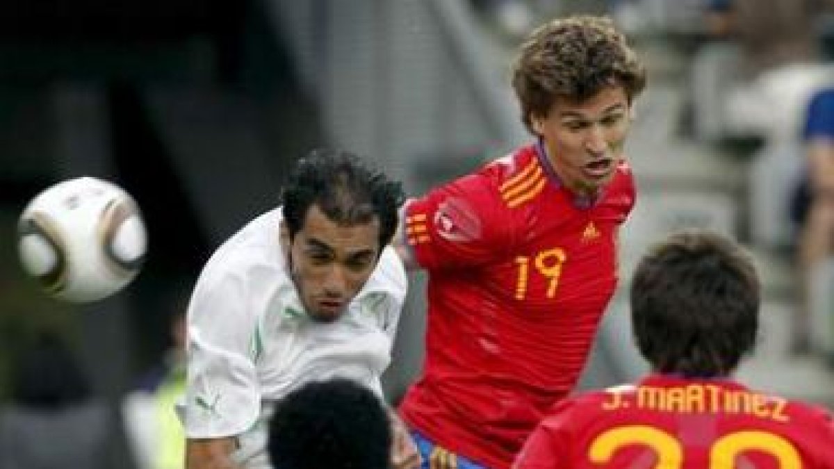Un remate de cabeza de Llorente en el tiempo añadido tras un saque de esquina dio la victoria a Espa