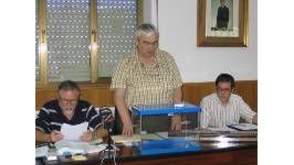 Julio Rodríguez tomó ayer posesión de su cargo de alcalde de Torre