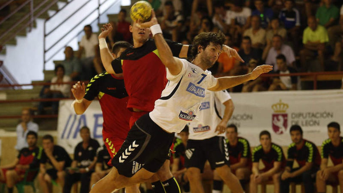El Ademar, durante un partido de pretemporada.