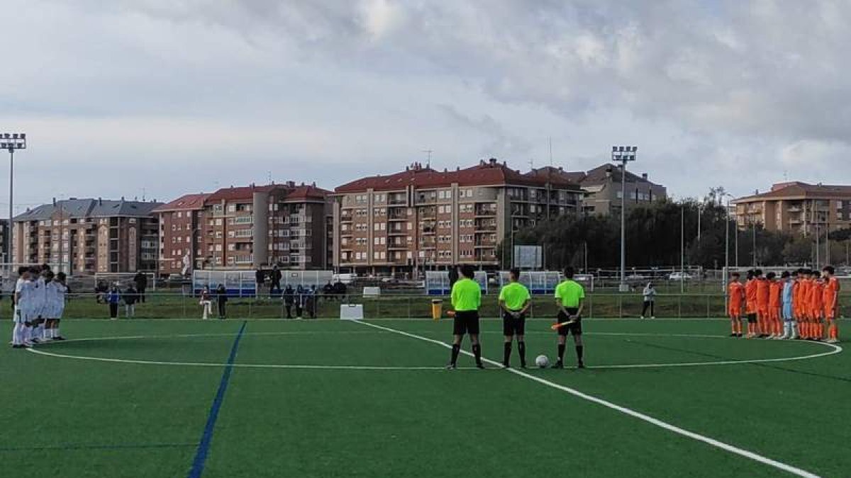La Peña guardó en sus partidos un minuto de silencio en nombre de la madre de Sergio Pérez Bayón, entrenador del Alevín A. DL
