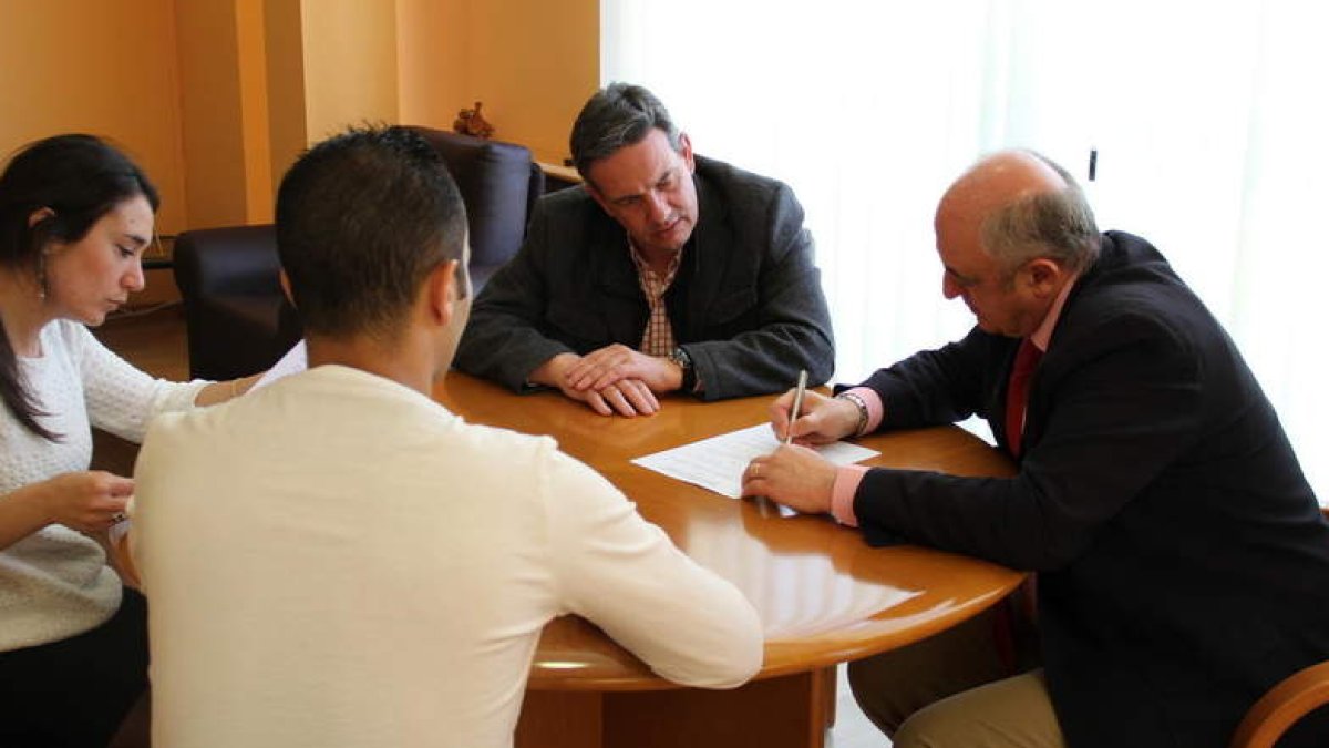 Dos alumnos hacen prácticas en el Ayuntamiento gracias a la firma del convenio con la Fele.