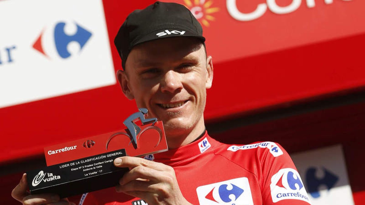 Chris Froome levanta su trofeo de líder en Andorra. JAVIER LIZÁN