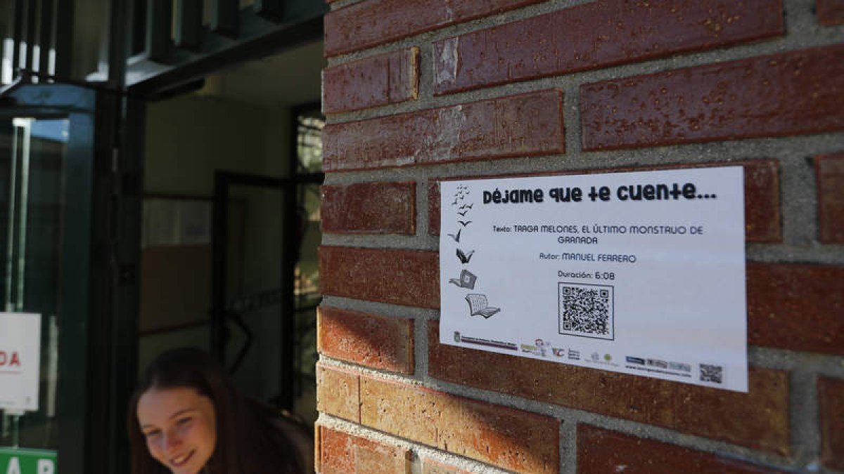 Uno de los carteles con código QR para animar a la lectura.