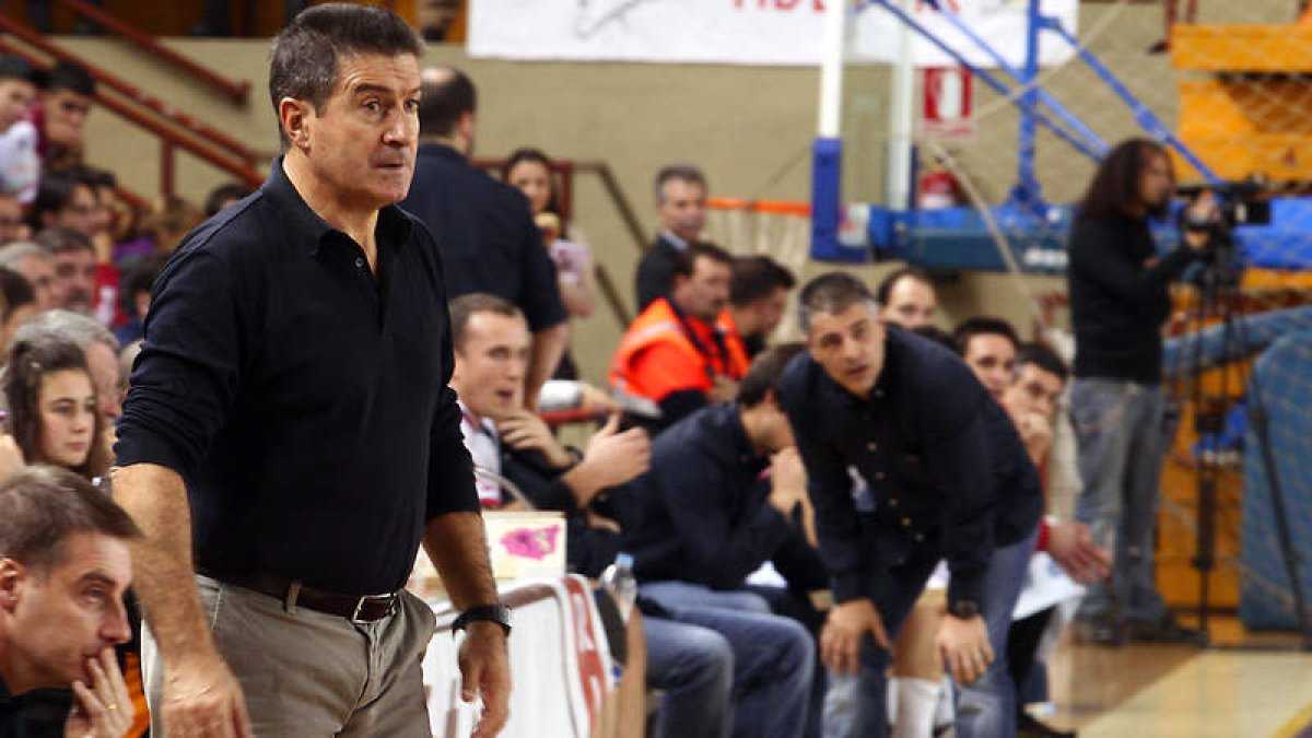 Manolo Cadenas, con Isidoro al fondo, en el partido entre el Ademar y el Granollers.