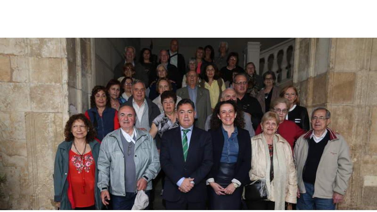 Marcos Martínez recibe a los participantes argentinos.