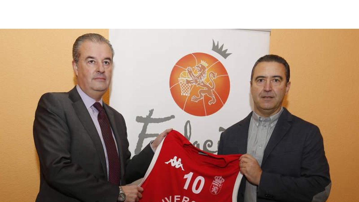 Ángel Jareño, derecha, junto al presidente del Fundación.
