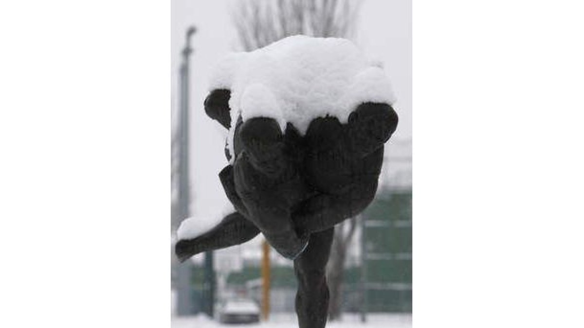 No sólo los del bronce de Muñiz Alique se agarran en invierno.