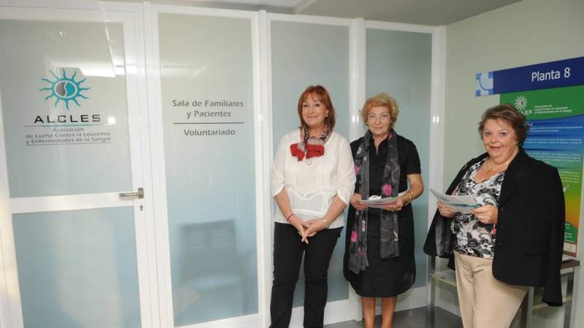 Nieves Gutiérrez, presidenta de la asociación, Charo Sanzo y Ana María García.