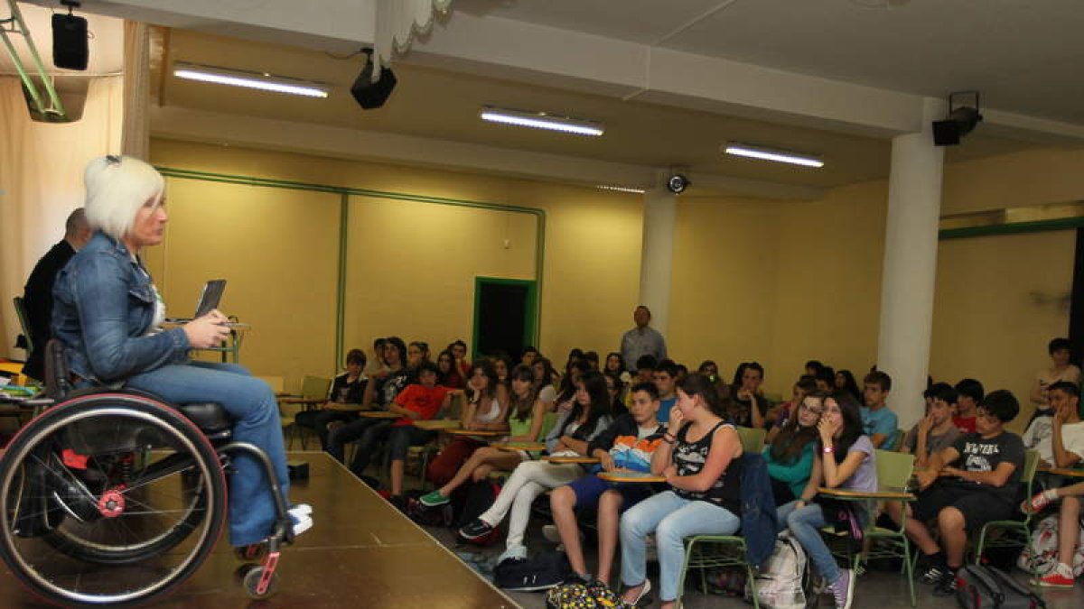 Hassen-Bey durante su conferencia a los escolares.