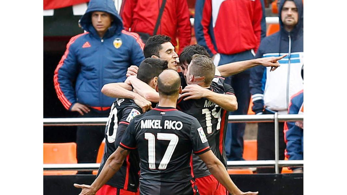 Los jugadores del Athletic celebran el primer gol ante el Valencia. Kai Försterling