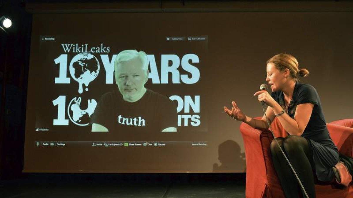 Assange conversa con la periodista británica Harrison durante una videoconferencia. M. GAMBARINI