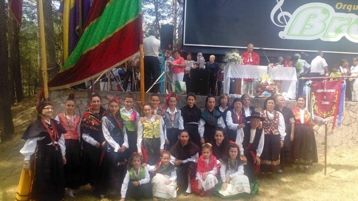 El grupo regional El Chano ayer antes de su actuación.