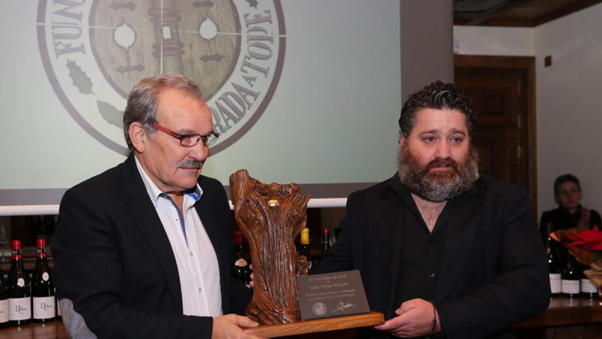 José Luis Prada entrega la castaña de oro a Raúl Pérez en un acto desarrollado en Canedo