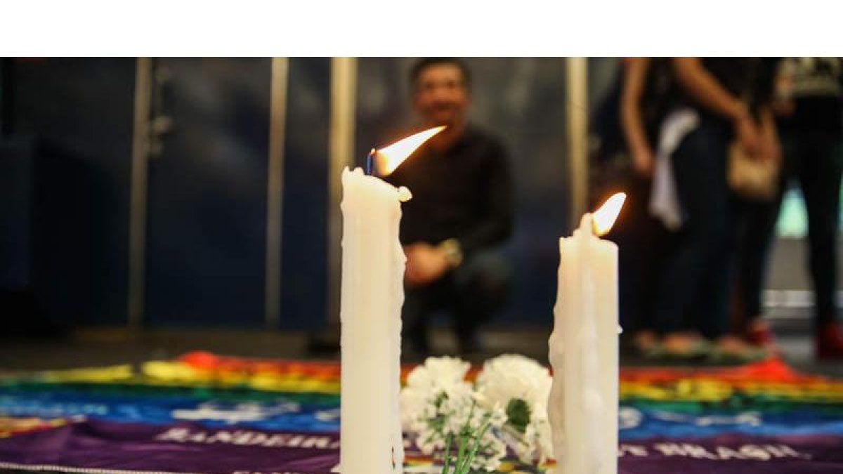Imagen de dos velas en recuerdo a los homosexuales muertos a causa de la intolerancia. FERNANDO BIZERRA