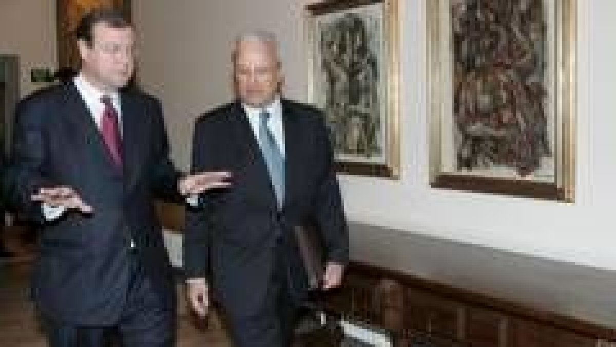 El consejero Antonio Silván, y el presidente de HP España, Santiago Cortés, en una imagen de archivo
