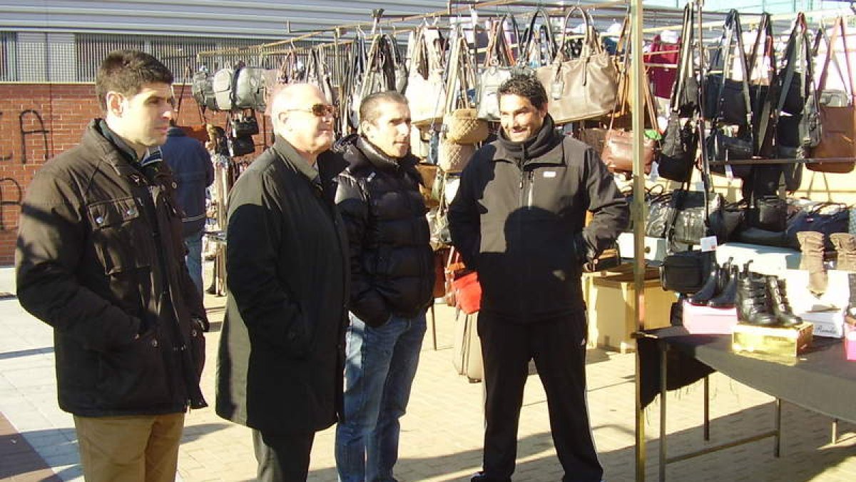El alcalde de San Andrés recorrió ayer el mercadillo de Trobajo junto a otros concejales.
