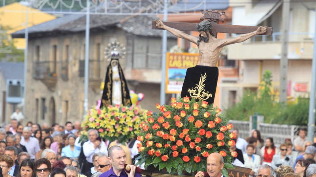 Un momento de la procesión de la Virgen de la Soledad durante las fiestas del año pasado.