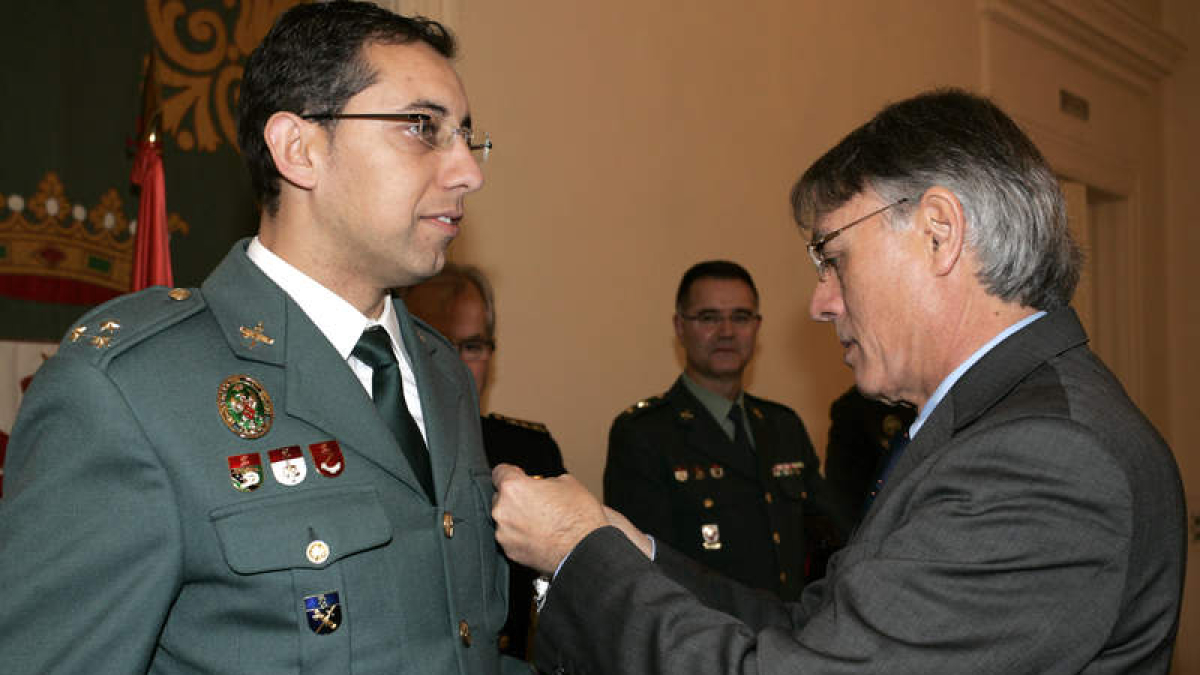 El capitán Ferrero recibe la condecoración de manos del subdelegado del Gobierno en funciones.