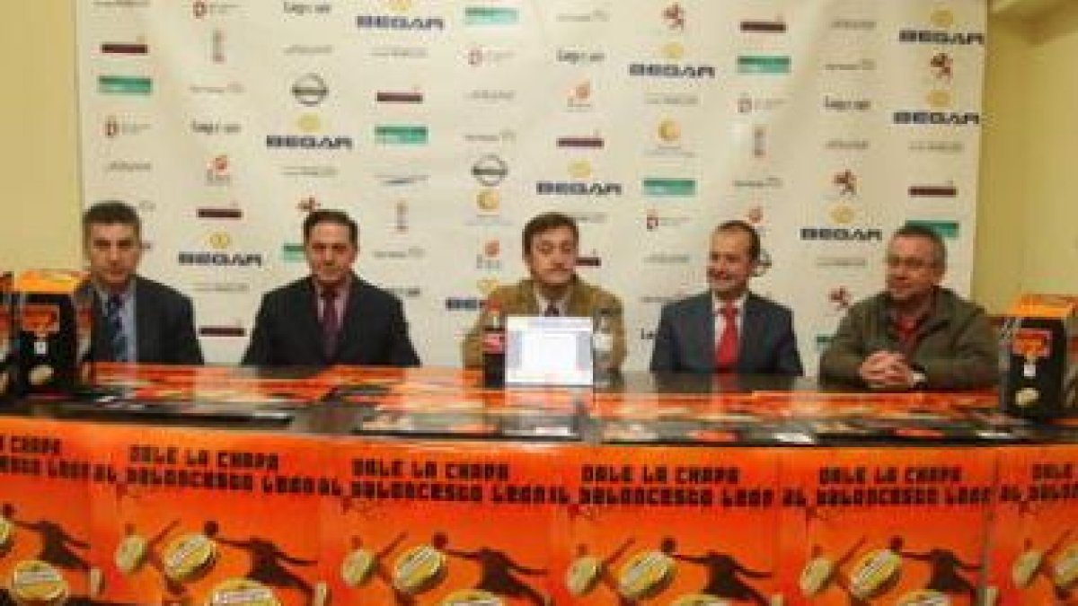 Joaquín Rodríguez y Hugo Montes, en el centro, presentaron ayer en el Palacio la campaña «Dale