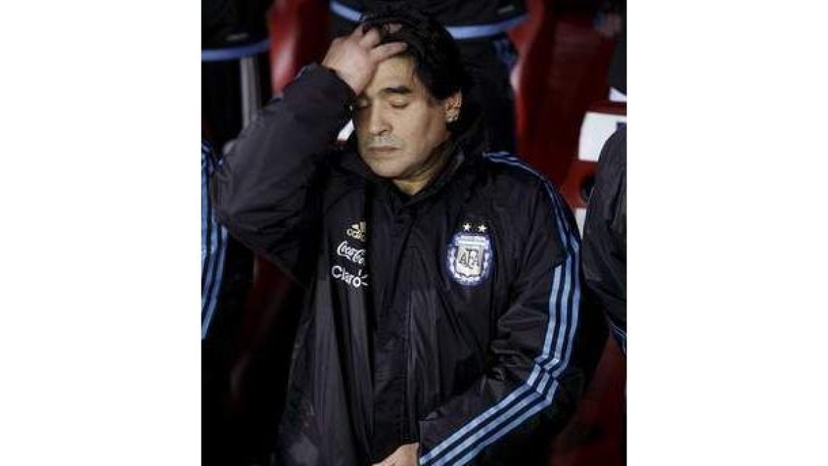 Maradona, con gesto desolado en el banquillo.