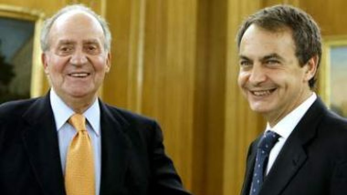 El Rey y Zapatero, durante la reunión de ayer por la tarde en La Moncloa.