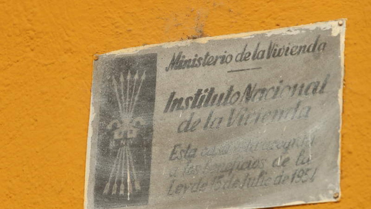 Placa en un edificio del barrio de Flores del Sil, en una imagen tomada ayer. L. DE LA MATA