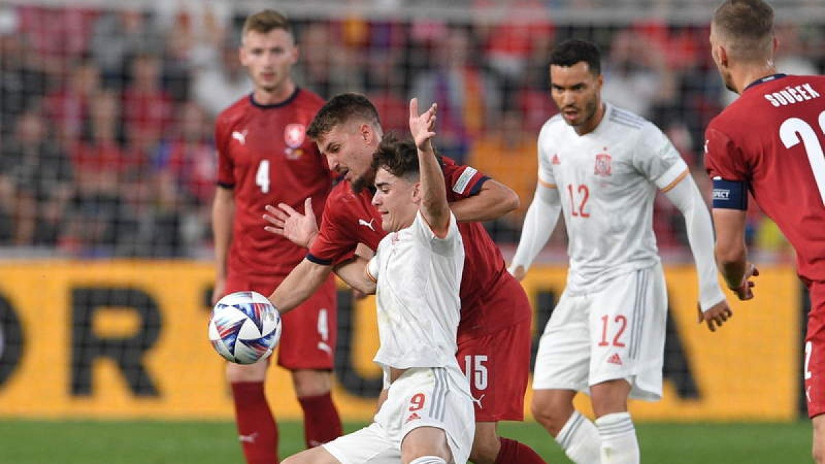 Gavi fue uno de los que más dinámica le dio al juego de España, pero de nuevo no fue suficiente para que lograran la victoria. L. KABON