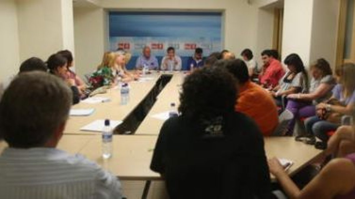 Francisco Fernández junto a Ibán García del Blanco, en la reunión de la Ejecutiva Provincial.